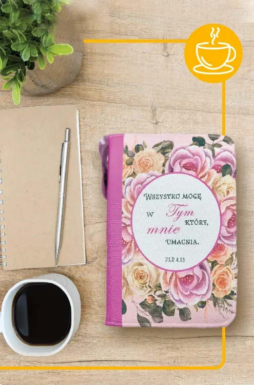 Lifestyle: okładka „Wszystko mogę w Tym…” na biurku przy kawie – pomysł na prezent