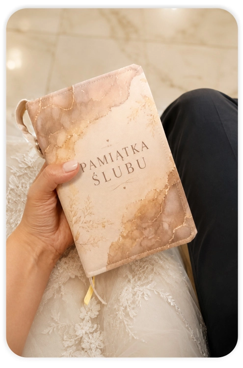 Biblia w ręcznie szytej okładce trzymana w dłoni