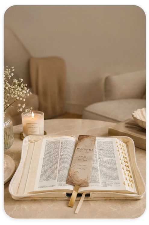 otwarta Biblia z zakładką