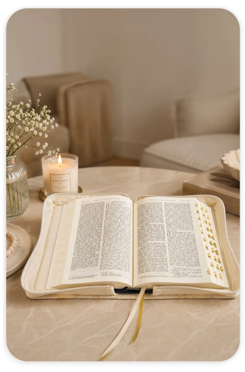 otwarta Biblia w okładce
