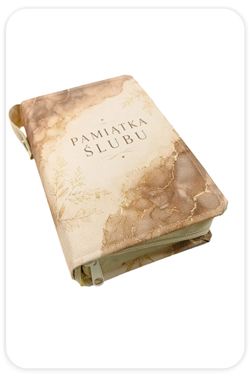 zamknięta Biblia na białym tle