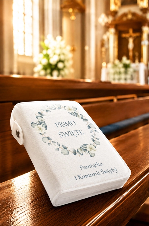 Pamiątka I Komunii Świętej zestaw z Biblią i białą okładką na ławce w kościele