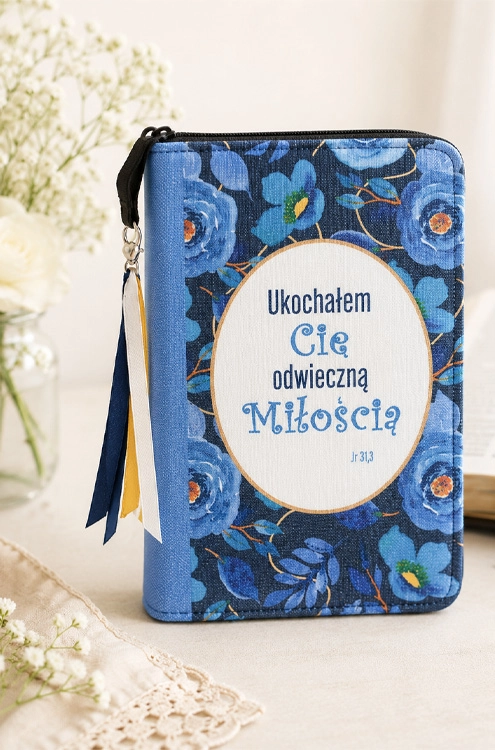 Zawieszka satynowa granatowo-złota jako dodatek do okładki na Biblię, aranżacja z kwiatami