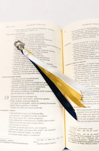 Zawieszka na wstążkach przypięta do zamka okładki na Biblię, kolor granatowo-złoty