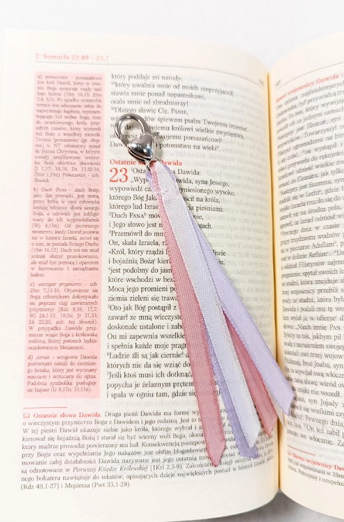 Zawieszka na wstążkach przypięta do zamka okładki na Biblię, kolor różowo-fioletowy