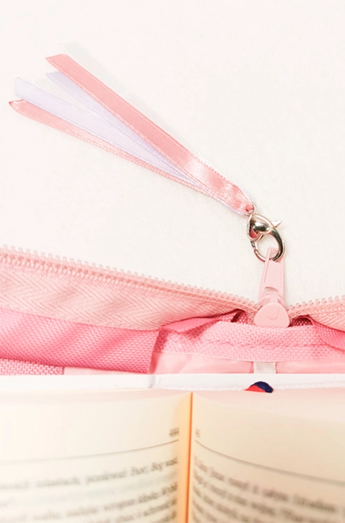 Zawieszka przypięta do zamka torebki lub okładki, karabińczyk w kształcie serca