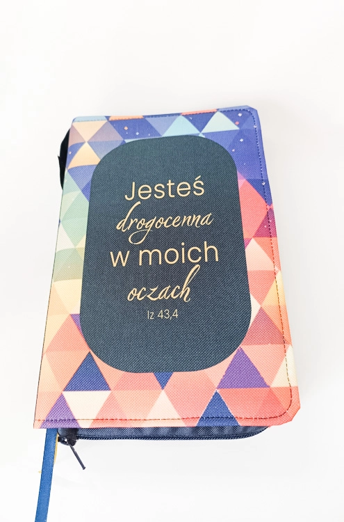 Okładka na Biblię na zamówienie z cytatem "Jesteś drogocenna w moich oczach", wzór geometryczny