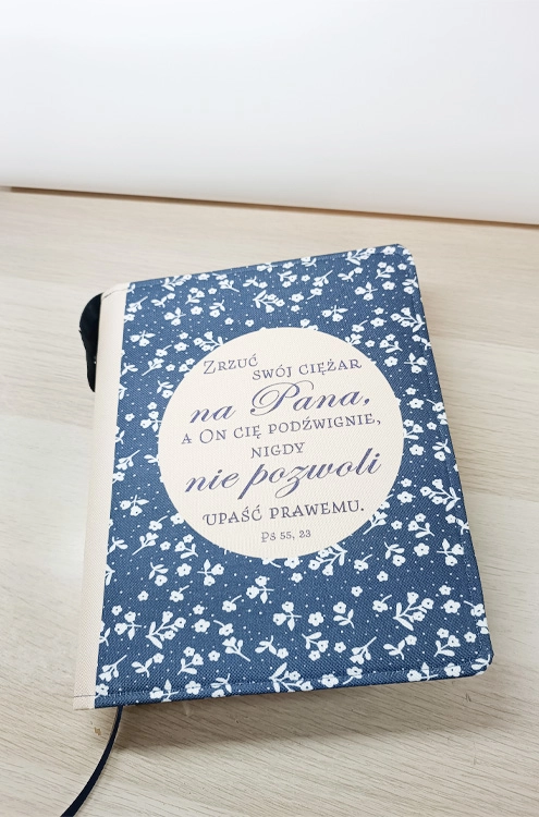 Okładka na Biblię z Psalmem 55, drobny wzór kwiatowy w odcieniach granatu