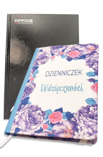 Dzienniczek wdzięczności A5 obok zwykłego zeszytu, porównanie rozmiaru