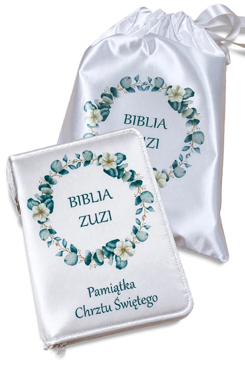 Biblia na chrzest w białej okładce z imieniem Zuzi w wianku i satynowy woreczek