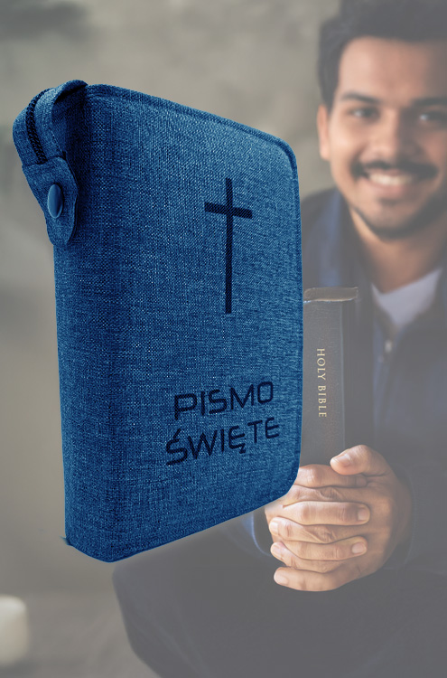 Mężczyzna z granatową okładką na Pismo Święte