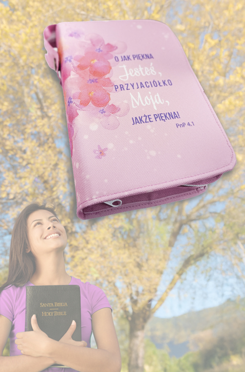 Różowa okładka na Biblię w kwiaty w dłoniach kobiety