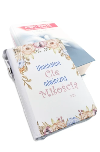 Wodoodporna okładka na Pismo Święte z gołębiem we wzorze D06 biało-beżowa „Odwieczna Miłość”, w kwiaty z napisem „Ukochałem Cię odwieczną Miłością”, zapinana na zamek, obok Pismo Święte z gołębiem