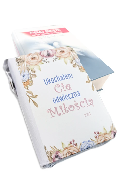 Wodoodporna okładka na Pismo Święte z gołębiem we wzorze D06 biało-beżowa „Odwieczna Miłość”, w kwiaty z napisem „Ukochałem Cię odwieczną Miłością”, zapinana na zamek, obok Pismo Święte z gołębiem