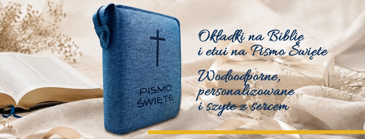 okładka w kolorze fuksji leży na drewnianym stole