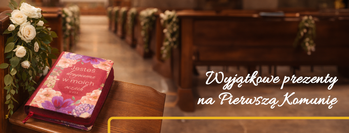 okładka w kolorze fuksji leży na drewnianym stole